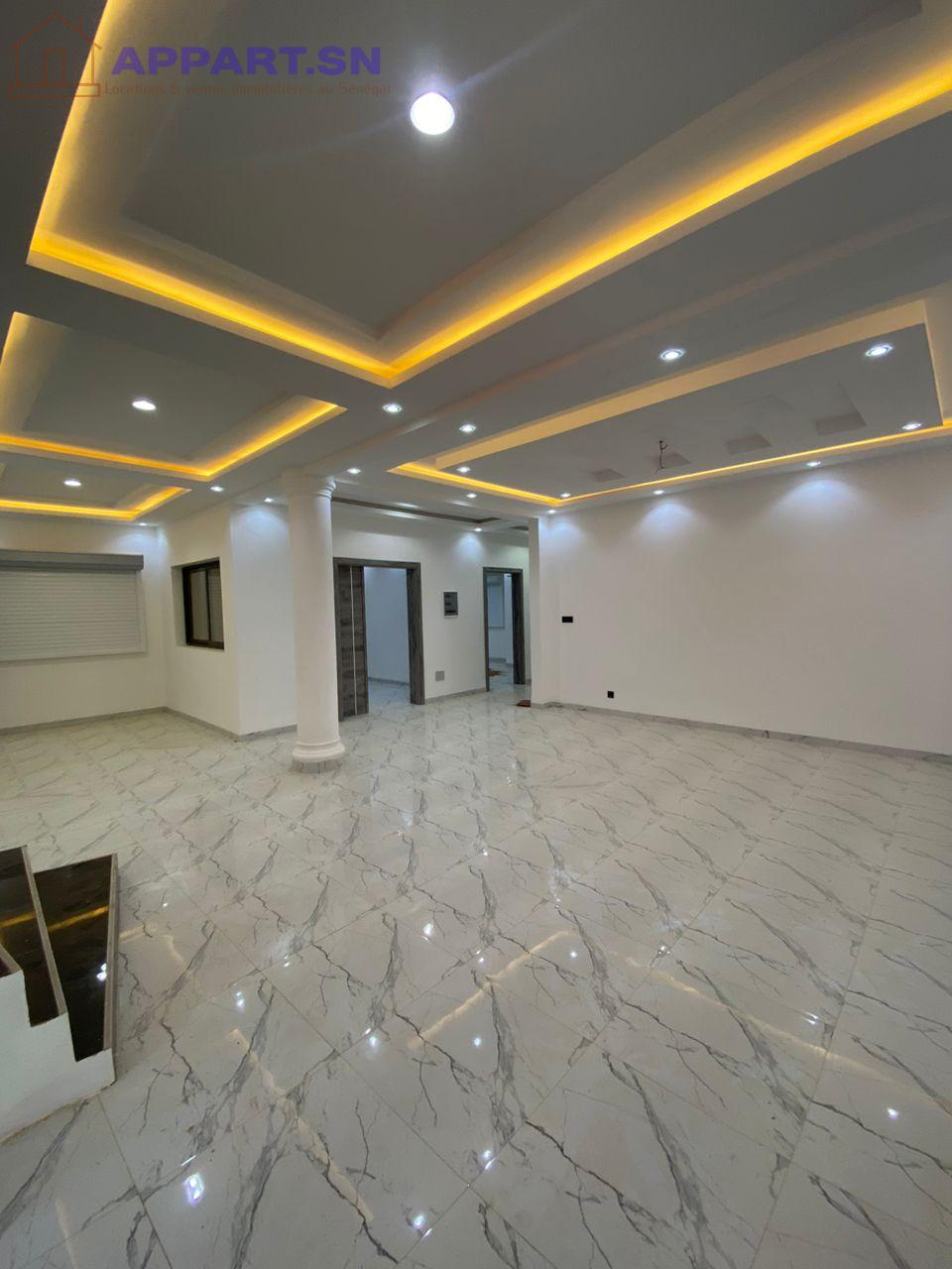 Villa R+2 à louer aux Almadies 