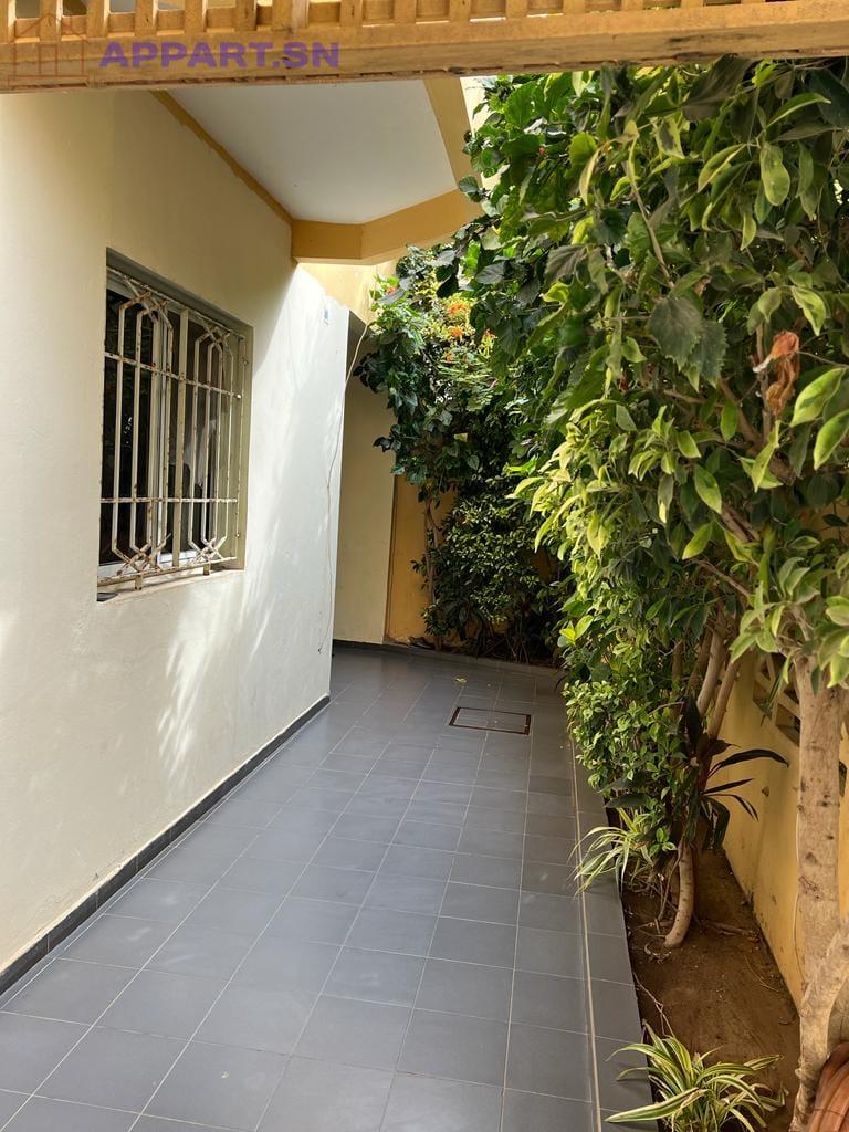 Villa R+1 à Golf Cité Alioune Sow