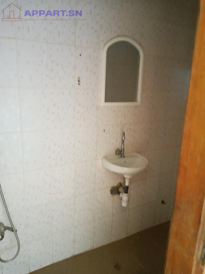 Chambre salle de bain balcon à Médina